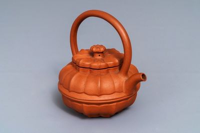 Une théière couverte en forme de fleur en grès de Yixing, Chine, Kangxi