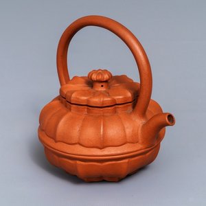 Une théière couverte en forme de fleur en grès de Yixing, Chine, Kangxi — photo 1