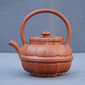 Une théière couverte en forme de fleur en grès de Yixing, Chine, Kangxi — photo 13