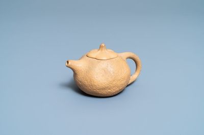 Une théière couverte en grès de Yixing, 18/19ème