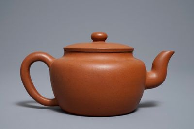 Une théière couverte en grès de Yixing, 19/20ème