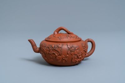 Une théière couverte en grès de Yixing à décor appliqué, Chine, Kangxi