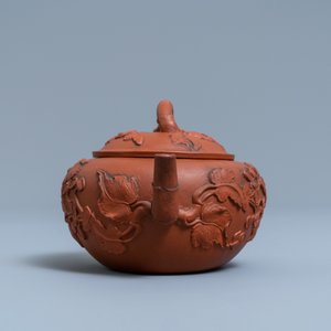 Une théière couverte en grès de Yixing à décor appliqué, Chine, Kangxi — photo 3
