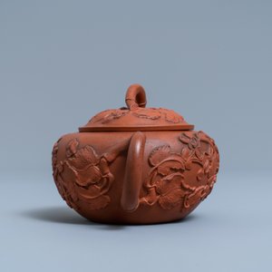 Une théière couverte en grès de Yixing à décor appliqué, Chine, Kangxi — photo 5