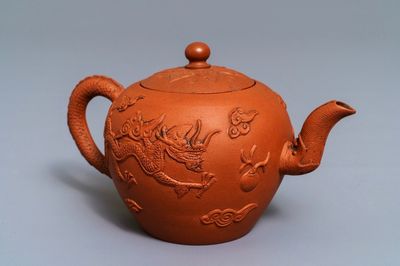 Une théière couverte en grès de Yixing à décor appliqué de dragons, Chine, Kangxi