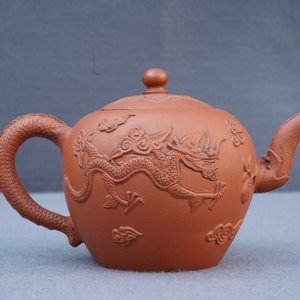 Une théière couverte en grès de Yixing à décor appliqué de dragons, Chine, Kangxi — photo 16
