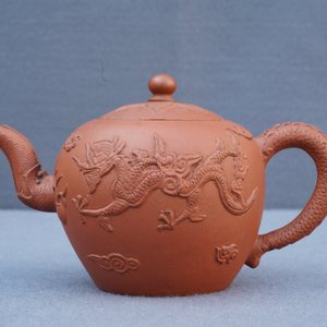 Une théière couverte en grès de Yixing à décor appliqué de dragons, Chine, Kangxi — photo 17