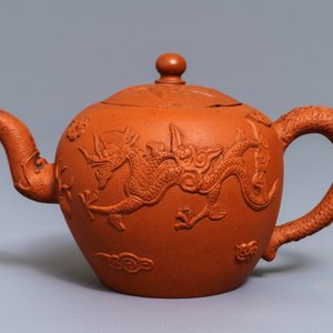 Une théière couverte en grès de Yixing à décor appliqué de dragons, Chine, Kangxi — photo 4