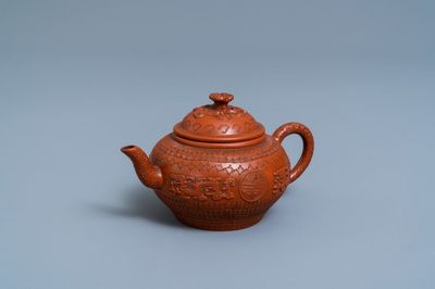 Une théière couverte en grès de Yixing à décor appliqué et incisé, Chine, Kangxi