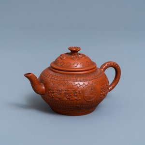 Une théière couverte en grès de Yixing à décor appliqué et incisé, Chine, Kangxi — photo 1