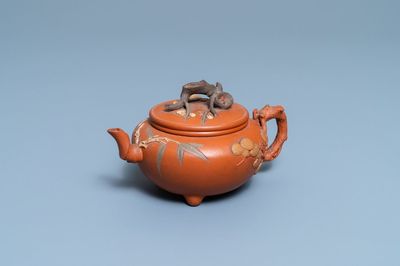 Une théière couverte en grès de Yixing à décor des 'Trois amis de l'hiver', Chine, Kangxi
