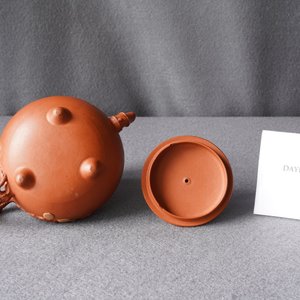 Une théière couverte en grès de Yixing à décor des 'Trois amis de l'hiver', Chine, Kangxi — photo 11