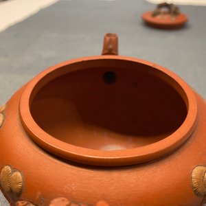Une théière couverte en grès de Yixing à décor des 'Trois amis de l'hiver', Chine, Kangxi — photo 18