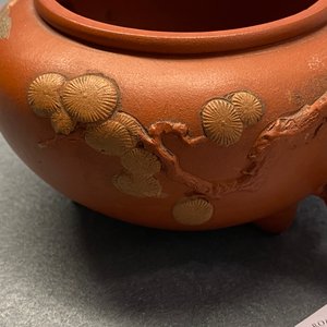 Une théière couverte en grès de Yixing à décor des 'Trois amis de l'hiver', Chine, Kangxi — photo 22