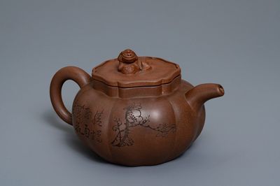 Une théière couverte en grès de Yixing à inscription, marques en creux, Chine, 19/20ème