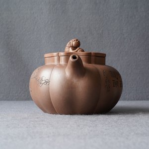 Une théière couverte en grès de Yixing à inscription, marques en creux, Chine, 19/20ème — photo 11