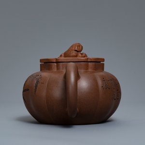 Une théière couverte en grès de Yixing à inscription, marques en creux, Chine, 19/20ème — photo 5