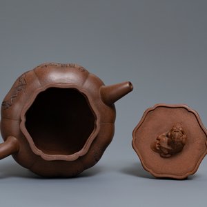 Une théière couverte en grès de Yixing à inscription, marques en creux, Chine, 19/20ème — photo 6
