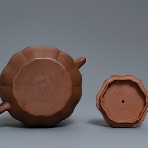 Une théière couverte en grès de Yixing à inscription, marques en creux, Chine, 19/20ème — photo 7