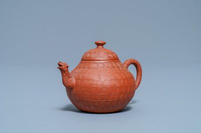 Une théière couverte en grès de Yixing au bec en forme d'un dragon, Chine, Kangxi