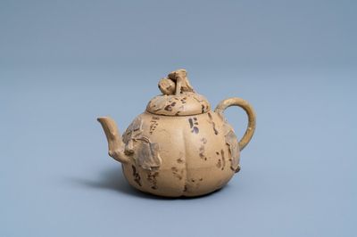Une théière couverte en grès de Yixing bichrome à décor appliqué, Chine, 19ème
