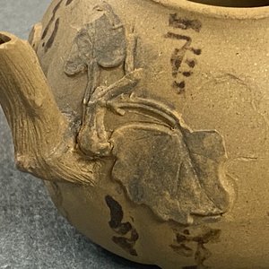 Une théière couverte en grès de Yixing bichrome à décor appliqué, Chine, 19ème — photo 14