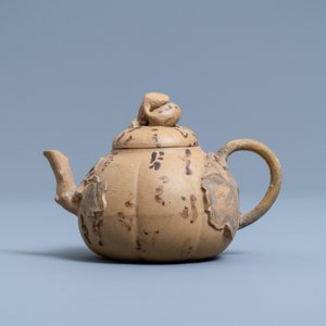 Une théière couverte en grès de Yixing bichrome à décor appliqué, Chine, 19ème — photo 2