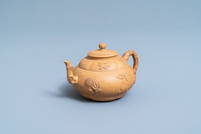 Une théière couverte en grès de Yixing bichrome à décor appliqué, Chine, Kangxi