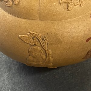 Une théière couverte en grès de Yixing bichrome à décor appliqué, Chine, Kangxi — photo 11
