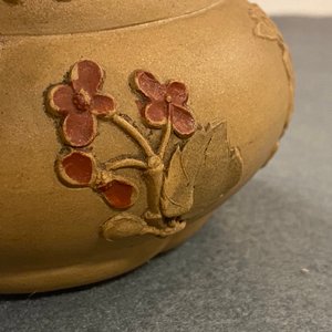 Une théière couverte en grès de Yixing bichrome à décor appliqué, Chine, Kangxi — photo 13
