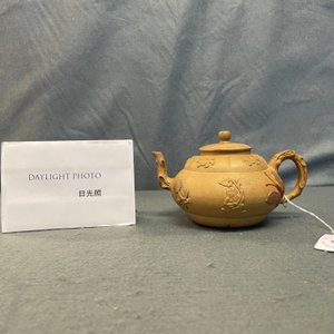 Une théière couverte en grès de Yixing bichrome à décor appliqué, Chine, Kangxi — photo 15