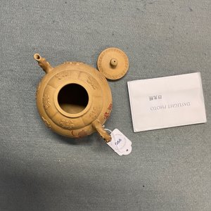 Une théière couverte en grès de Yixing bichrome à décor appliqué, Chine, Kangxi — photo 19