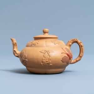Une théière couverte en grès de Yixing bichrome à décor appliqué, Chine, Kangxi — photo 2