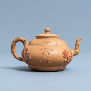 Une théière couverte en grès de Yixing bichrome à décor appliqué, Chine, Kangxi — photo 4