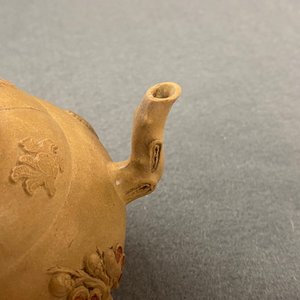 Une théière couverte en grès de Yixing bichrome à décor appliqué, Chine, Kangxi — photo 8