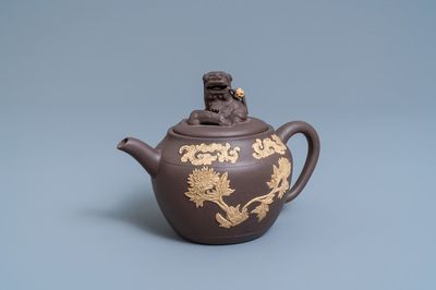 Une théière couverte en grès de Yixing bichrome à décor appliqué, Chine, Kangxi