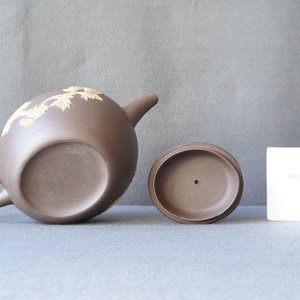 Une théière couverte en grès de Yixing bichrome à décor appliqué, Chine, Kangxi — photo 11