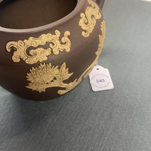 Une théière couverte en grès de Yixing bichrome à décor appliqué, Chine, Kangxi — photo 12