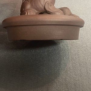 Une théière couverte en grès de Yixing bichrome à décor appliqué, Chine, Kangxi — photo 17