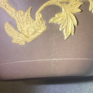 Une théière couverte en grès de Yixing bichrome à décor appliqué, Chine, Kangxi — photo 20