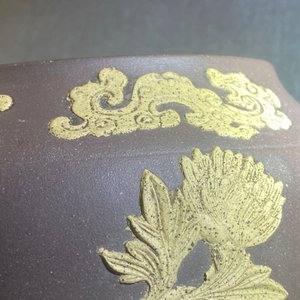 Une théière couverte en grès de Yixing bichrome à décor appliqué, Chine, Kangxi — photo 22