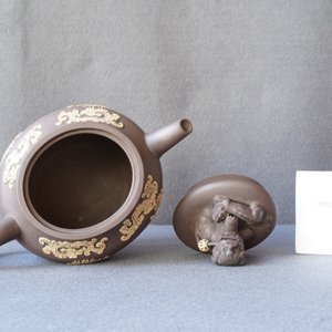 Une théière couverte en grès de Yixing bichrome à décor appliqué, Chine, Kangxi — photo 10