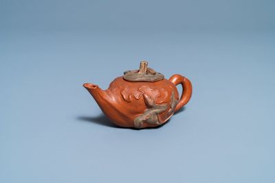 Une théière couverte en grès de Yixing, Chine, 18/19ème
