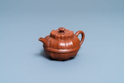 Une théière couverte en grès de Yixing, Chine, Kangxi