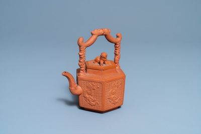 Une théière couverte en grès de Yixing, Chine, Kangxi