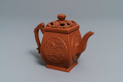 Une théière couverte en grès de Yixing, Chine, marque Jingxi Hua Feng Xiang Zhi, 18/19ème