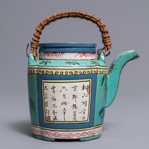 Une théière couverte en grès de Yixing émaillé, Chine, 19ème — photo 1