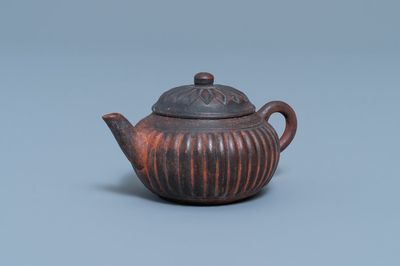 Une théière couverte en grès de Yixing en forme de chrysanthème, marque en creux, Qianlong
