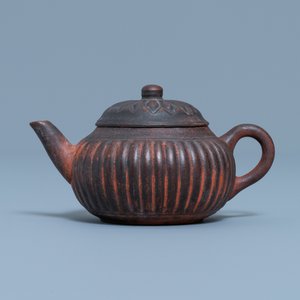 Une théière couverte en grès de Yixing en forme de chrysanthème, marque en creux, Qianlong — photo 2
