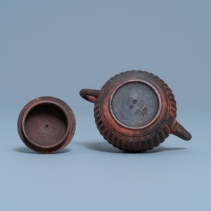 Une théière couverte en grès de Yixing en forme de chrysanthème, marque en creux, Qianlong — photo 7